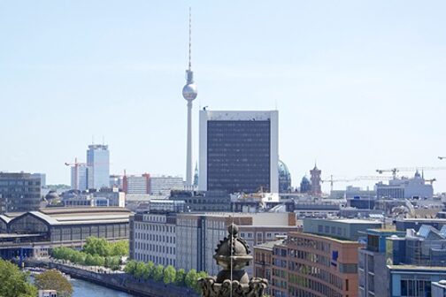 Vogelperspektive: Blick auf Berlin, im Hintergrund - Fernsehturm am Alexanderplatz